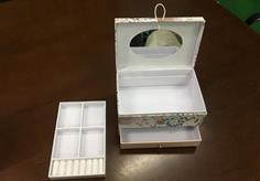 JEWERLY BOX WITH MIRROR.